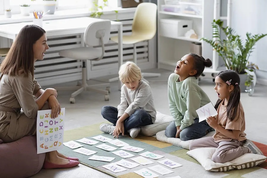 young-woman-doing-speech-therapy-with-kids (3)-min